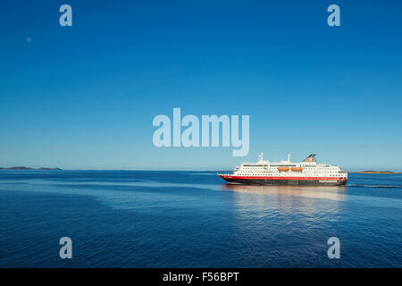 Traghetto Hurtigruten, MS Kong Harald, Vela Sud. Foto Stock