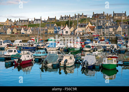 Vista della Marina a Findochty sul Moray Firth, con la chiesa e case di pescatori in background. Foto Stock