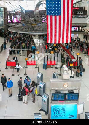 TSA Security Check Point al Terminal 1 dell'Aeroporto Internazionale John F. Kennedy di New York Foto Stock