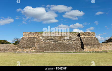 Una struttura piramidale sul lato est del Monte Alban sito archeologico si trova vicino alla città di Oaxaca, Messico. Foto Stock