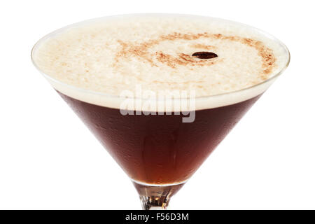 Close-up di Espresso Martini Cocktail isolato su bianco Foto Stock