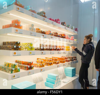 Il Sugarfina candymaker store è visto nel Time Warner Center a New York Sabato, 24 ottobre 2015. I 220 piedi quadrati di mini-store è il primo East Coast shop per la Beverly Hills basato Sugarfina. Il negozio per adulti funzionalità upscale caramelle compresi fondenti provenienti dall Italia e da $100 oro fiocchi di orsi gommoso. (© Richard B. Levine) Foto Stock