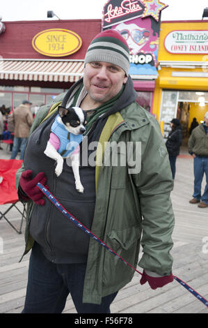 L'uomo cammina i suoi cani sulla giornata invernale a Coney Island boardwalk in Brooklyn, New York, 2013. Foto Stock