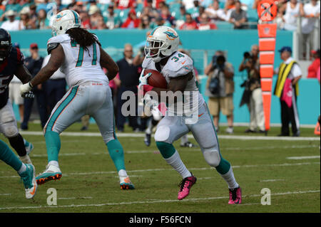 Giardini di Miami, FL, Stati Uniti d'America. 24 ott 2015. Damien Williams #34 dei delfini di Miami in azione durante la NFL partita di calcio tra i delfini di Miami e Houston Texans al Sun Life Stadium di Miami FL. I Delfini sconfitti i Texans 44-26. © csm/Alamy Live News Foto Stock