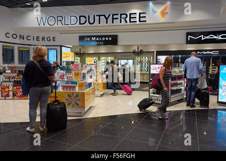 World Duty Free Shop dell'aeroporto di London Stansted Essex England Regno Unito Regno Unito Foto Stock