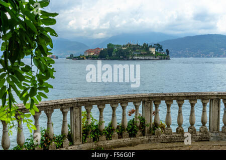 Vigne e la porta di pietra il telaio una vista della spiaggia di Isola Bella sul Lago Maggiore in estate. Foto Stock