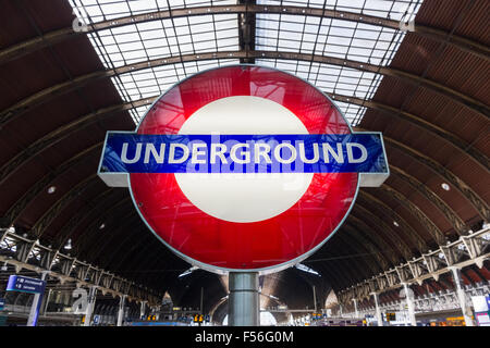 Un illuminato London Underground segno. Foto Stock