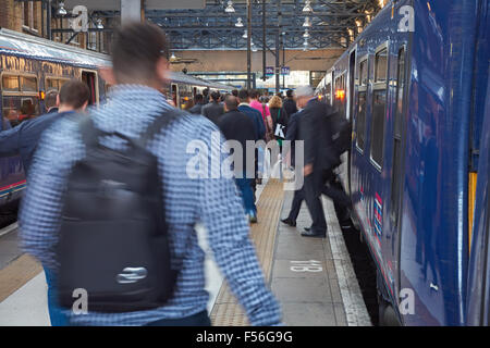 I passeggeri in partenza treno a King Cross per ferrovia stazione ferroviaria, Londra England Regno Unito Regno Unito Foto Stock