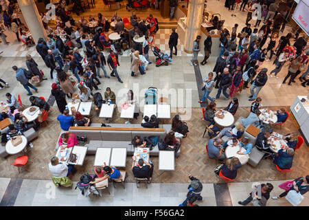 Gli amanti dello shopping cenare al Westfield Stratford City Shopping Centre di Londra England Regno Unito Regno Unito Foto Stock