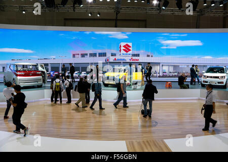 I visitatori si radunano presso la quarantaquattresima Tokyo Motor Show 2015 a Tokyo Big Sight il 28 ottobre 2015, Tokyo, Giappone. La mostra sarà aperta al pubblico dal 30 Ottobre al 8 novembre. Credito: Rodrigo Reyes Marin/AFLO/Alamy Live News Foto Stock