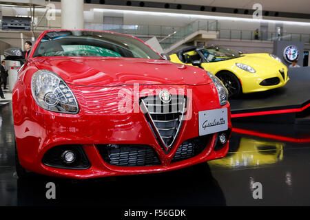 (L a R) la nuova Alfa Romeo Giulietta e 4C Spider auto sul display durante la quarantaquattresima Tokyo Motor Show 2015 a Tokyo Big Sight il 28 ottobre 2015, Tokyo, Giappone. La mostra sarà aperta al pubblico dal 30 Ottobre al 8 novembre. Credito: Rodrigo Reyes Marin/AFLO/Alamy Live News Foto Stock