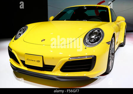 La nuova Porsche 911 Carrera 4S auto sul display durante la quarantaquattresima Tokyo Motor Show 2015 a Tokyo Big Sight il 28 ottobre 2015, Tokyo, Giappone. La mostra sarà aperta al pubblico dal 30 Ottobre al 8 novembre. Credito: Rodrigo Reyes Marin/AFLO/Alamy Live News Foto Stock