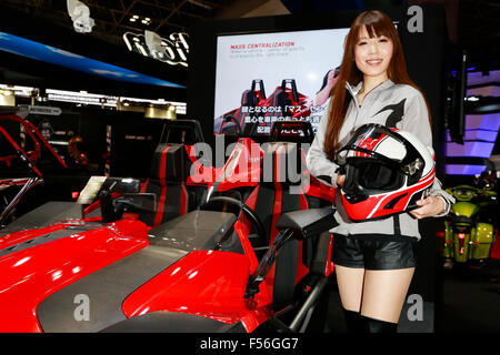 Un espositore pone per le telecamere durante la quarantaquattresima Tokyo Motor Show 2015 a Tokyo Big Sight il 28 ottobre 2015, Tokyo, Giappone. La mostra sarà aperta al pubblico dal 30 Ottobre al 8 novembre. Credito: Rodrigo Reyes Marin/AFLO/Alamy Live News Foto Stock