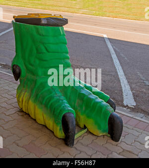 Unico / spazzatura spazzatura, replica del dinosauro verde piede sul sentiero pavimentato in Australian Outback città di Winton Foto Stock