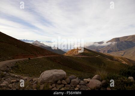 Strada a serpentina in montagna su la Quebrada de Humahuaca, Argentina settentrionale al tramonto Foto Stock
