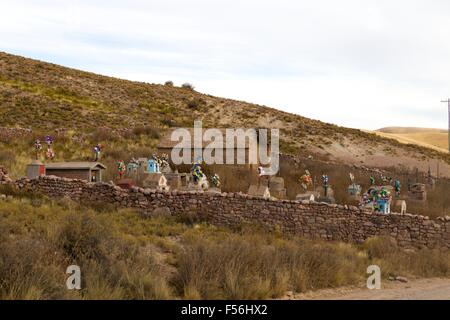 Il cimitero di tipici Quebrada de Humahuaca Argentina del nord America del Sud Foto Stock