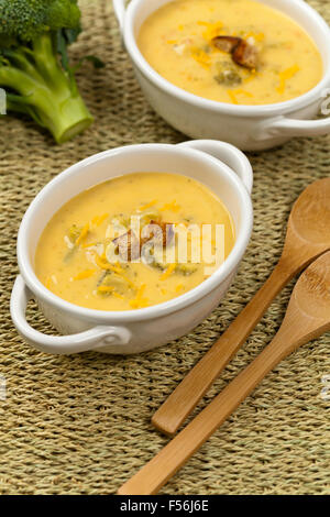 Broccoli zuppa di Cheddar Foto Stock