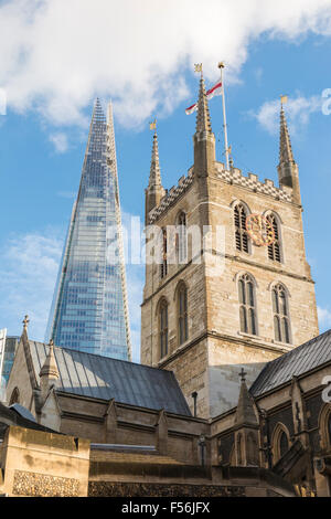 Nuova e Vecchia architettura contrastata: Cattedrale di Southwark e la Shard, Southwark, Londra SE1 Foto Stock