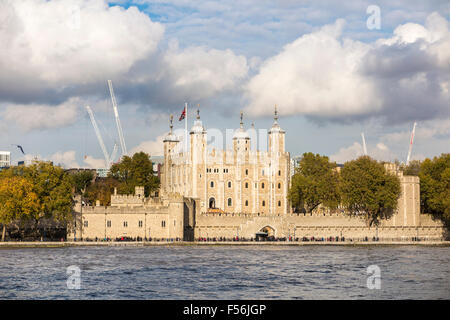 Mitica Torre di Londra, Torre Bianca e traditore's Gate, vista lungo il fiume Tamigi, città di Londra, Regno Unito, portando attrazione turistica, sulla giornata di sole Foto Stock