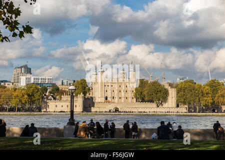 Mitica Torre di Londra, Torre Bianca e traditore's Gate, vista lungo il fiume Tamigi, città di Londra, Regno Unito, portando attrazione turistica, sulla giornata di sole Foto Stock