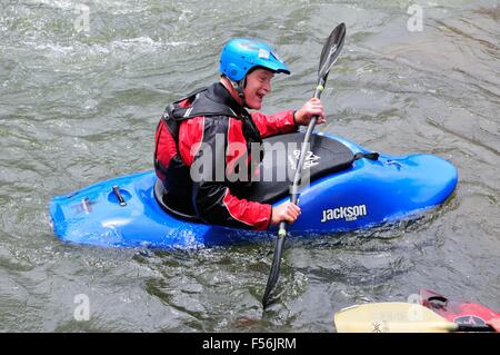 Un senior citizen kayaker gioca nel surf del fiume Truckee whitewater park, Reno, Nevada Foto Stock