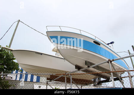 Due imbarcazioni a una marina in Florida Keys Foto Stock