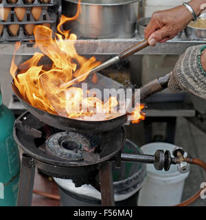 La cucina dello chef con il fuoco in padella a cucina esterna Foto Stock