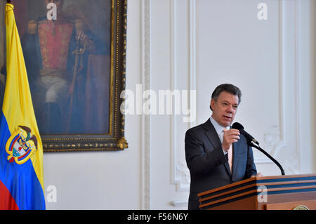 Bogotà, Colombia. 28 ott 2015. Immagine fornita da Colombia assumerà la Presidenza mostra il presidente colombiano Juan Manuel Santos delevering un discorso durante la riunione della commissione nazionale per la competitività, Scienza, Tecnologia e Innovazione, presso la Casa Presidenziale, a Bogotà, Colombia, 28 ottobre 2015. © Juan David Tena/Colombia la Presidenza/Xinhua/Alamy Live News Foto Stock