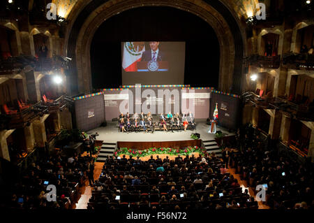 Ciudad De Mexico, Messico. 28 ott 2015. Foto fornite dal Messico della Presidenza mostra il presidente messicano Enrique Peña Nieto offrendo un discorso durante la cerimonia di apertura del governo aperto Partnership Summit Mondiale presso il Palazzo delle Belle Arti di Città del Messico, capitale del Messico il 28 ottobre, 2015. © Messico della Presidenza/Xinhua/Alamy Live News Foto Stock