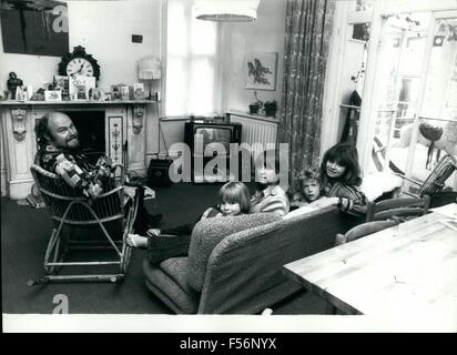 1972 - Timothy West e la famiglia nel loro Wandsworth casa comune. ( Da sinistra a destra ) Timoteo, Joe di età compresa tra i 6, Giulietta di 17 anni, Sam di età compresa tra i 9 e Timoteo la moglie di Prunella. © Keystone Pictures USA/ZUMAPRESS.com/Alamy Live News Foto Stock