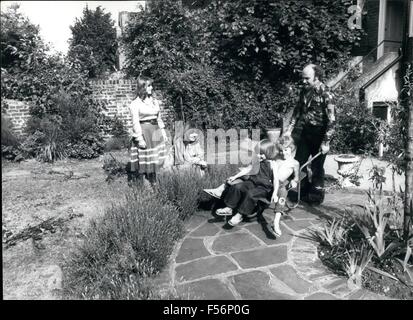 1972 - La famiglia occidentale nel giardino della loro Wandsworth casa comune- moglie Prunella, Giulietta di 17 anni, Sam di età compresa tra i 9 e Joe di età compresa tra i 6. © Keystone Pictures USA/ZUMAPRESS.com/Alamy Live News Foto Stock