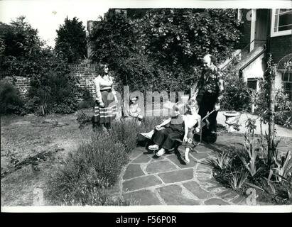 1972 - La famiglia occidentale nel giardino della loro Wandsworth casa comune - moglie Prunella, Giulietta di 17 anni, Sam di età compresa tra i 9, Joe di età compresa tra i 6. © Keystone Pictures USA/ZUMAPRESS.com/Alamy Live News Foto Stock