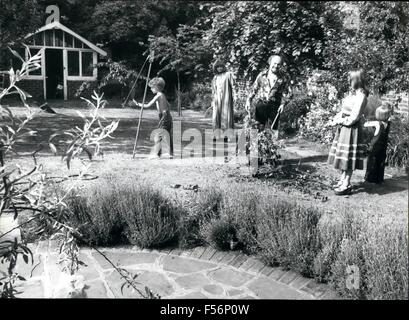 1972 - La famiglia occidentale nel giardino della loro Wandsworth casa comune- moglie Prunella, Giulietta di 17 anni, Sam di età compresa tra i 9 e Joe di età compresa tra i 6. © Keystone Pictures USA/ZUMAPRESS.com/Alamy Live News Foto Stock