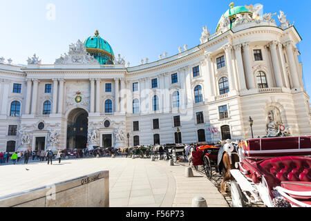 VIENNA, Austria - 1 ottobre 2015: persone e cabine sulla piazza Michaelerplatz del Palazzo di Hofburg. Michaelertrakt è stata completata in corrispondenza di e Foto Stock