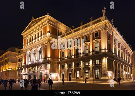 VIENNA, Austria - 26 settembre 2015: persone vicino al grande salone del Wiener Musikverein (musica Viennese Association), Vienna, Austria Foto Stock