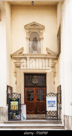 VIENNA, Austria - 27 settembre 2015: ingresso Annakirche (St. Anne's Chiesa), Vienna. Una reliquia di Saint Anne (mano destra) Foto Stock