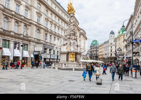 VIENNA, Austria - 27 settembre 2015: Colonna della Peste (Pestsaule) e turisti sul Graben di Vienna. Il Graben è uno dei th Foto Stock