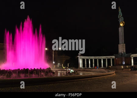 Viaggiare per la città di Vienna - rosa acceso Hochstrahlbrunnen fontana e guerra sovietica Memorial su Schwarzenbergplatz square, Vienna Foto Stock