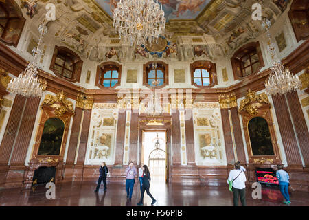 VIENNA, Austria - 28 settembre 2015: turisti nel padiglione della parte superiore del Palazzo del Belvedere di Vienna. La costruzione della tomaia Belveder Foto Stock
