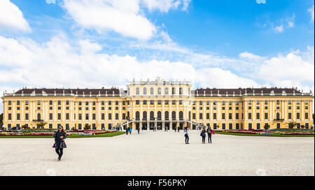 VIENNA, Austria - 29 settembre 2015: turisti vicino a Schloss Schonbrunn Palace. Palazzo di Schonbrunn è ex imperial estate residuo Foto Stock