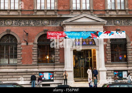 VIENNA, Austria - 27 settembre 2015: la gente vicino a MAK - Museo Austriaco di arti applicate. Nel 1863 l'Imperatore Franz Joseph approvato t Foto Stock