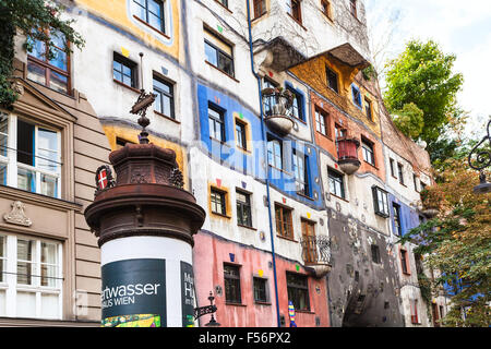 VIENNA, Austria - 30 settembre 2015: Casa Hundertwasser di Vienna. Hundertwasserhaus è un appartamento di vacanza a Vienna costruito a poppa Foto Stock