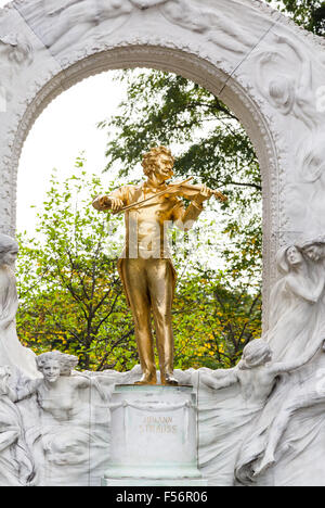 Viaggiare per la città di Vienna - bronzo dorato monumento di 'Waltz King' Johann Strauss figlio nel parco cittadino Stadtpark Vienna, Austria Foto Stock