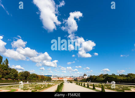 Viaggiare per la città di Vienna - cielo blu con nuvole bianche su giardini di palazzi del Belvedere, Vienna, Austria Foto Stock