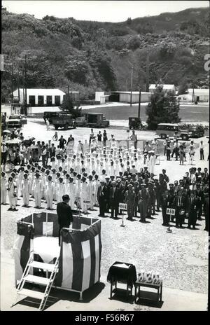 1962 - Isole Bonin tornato in Giappone dopo 23 anni il controllo da U.S.A.: La Bonin Islands, chiamato dai giapponesi le isole Ogasawara, costituito da oltre trenta piccole isole con un totale di 104 chilometri quadrati, sono tornato in Giappone questa settimana (giugno 26) alle 12:01 a.m. dopo 23 anni. Le isole erano state sotto il controllo degli Stati Uniti poiché il San Francisco trattato di pace. Le isole si trovano 1.200 chilometri (circa 750 miglia a sud di Tokyo e in futuro sarà amministrato dal Governo Metropolitano di Tokyo. Le principali isole del gruppo sono Chichijima, Hahajima, Iwo Jima e Minamit Foto Stock