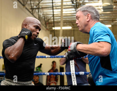 Indio, California, Stati Uniti d'America. 28 ott 2015. Due-division campione del mondo TIMOTHY ''Deserto Storm" Bradley jr. e la sua nuova trainer TEDDY ATLAS ha ospitato il loro primo allenamento dei media oggi a Tim Bradley Boxing palestra di Indio, California Bradley di Palm Springs, California, è di dieci giorni di distanza da per il suo mondo boxe organizzazione (WBO) welterweight difesa del titolo contro l'ex campione del mondo di Brandon ''Bam bam'' RIOS di Oxnard in California Per coincidenza, sia Bradley e Rios hanno lottato nei combattimenti dell'anno nel 2013 e 2012, rispettivamente. I due si lotta Nov 7 in Las Vegas al Thomas & Mac. © ZUMA Press, Foto Stock
