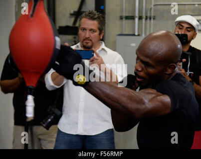 Indio, California, Stati Uniti d'America. 28 ott 2015. Due-division campione del mondo TIMOTHY ''Deserto Storm" Bradley jr. e la sua nuova trainer TEDDY ATLAS ha ospitato il loro primo allenamento dei media oggi a Tim Bradley Boxing palestra di Indio, California Bradley di Palm Springs, California, è di dieci giorni di distanza da per il suo mondo boxe organizzazione (WBO) welterweight difesa del titolo contro l'ex campione del mondo di Brandon ''Bam bam'' RIOS di Oxnard in California Per coincidenza, sia Bradley e Rios hanno lottato nei combattimenti dell'anno nel 2013 e 2012, rispettivamente. I due si lotta Nov 7 in Las Vegas al Thomas & Mac. © ZUMA Press, Foto Stock