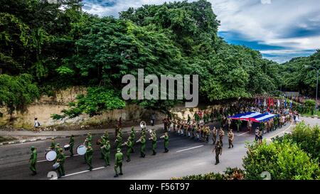 L'Avana, Cuba. 28 ott 2015. Soldati di prendere parte ad una cerimonia di commemorazione Camilo Cienfuegos all Avana, capitale di Cuba, su 28 Ottobre, 2015. Migliaia di cubani hanno marciato dalla piazza rivoluzionario al mare per offrire fiori per commemorare Camilo Cienfuegos mercoledì. Cuba ha segnato il 56° anniversario della morte di Camilo Cienfuegos. Camilo, lungo con Fidel Castro e Che Guevara, sono i tre comandanti in capo della rivoluzione cubana. Morì in un incidente di volo all'età di 27. Credito: Liu Bin/Xinhua/Alamy Live News Foto Stock