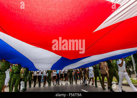 L'Avana, Cuba. 28 ott 2015. Soldati di prendere parte ad una cerimonia di commemorazione Camilo Cienfuegos all Avana, capitale di Cuba, su 28 Ottobre, 2015. Migliaia di cubani hanno marciato dalla piazza rivoluzionario al mare per offrire fiori per commemorare Camilo Cienfuegos mercoledì. Cuba ha segnato il 56° anniversario della morte di Camilo Cienfuegos. Camilo, lungo con Fidel Castro e Che Guevara, sono i tre comandanti in capo della rivoluzione cubana. Morì in un incidente di volo all'età di 27. Credito: Liu Bin/Xinhua/Alamy Live News Foto Stock