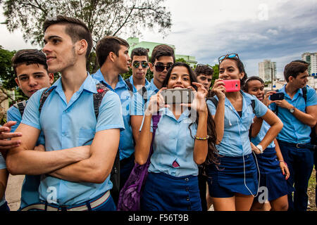 L'Avana, Cuba. 28 ott 2015. Gli studenti delle scuole medie guarda una cerimonia di commemorazione Camilo Cienfuegos all Avana, capitale di Cuba, su 28 Ottobre, 2015. Migliaia di cubani hanno marciato dalla piazza rivoluzionario al mare per offrire fiori per commemorare Camilo Cienfuegos mercoledì. Cuba ha segnato il 56° anniversario della morte di Camilo Cienfuegos. Camilo, lungo con Fidel Castro e Che Guevara, sono i tre comandanti in capo della rivoluzione cubana. Morì in un incidente di volo all'età di 27. Credito: Liu Bin/Xinhua/Alamy Live News Foto Stock